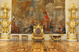 Без малого миллион требует Эрмитаж с посетителя, посидевшего на троне магистра Мальтийского ордена