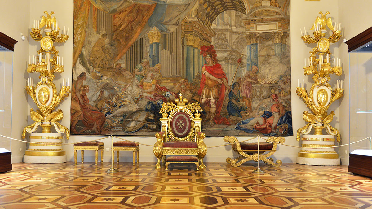 Эрмитаж будет судиться с посетителем, севшим на трон магистра Мальтийского ордена