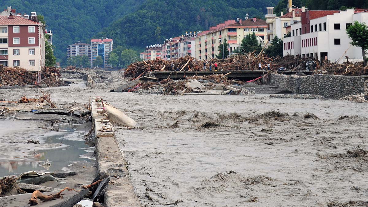 В Турции спасли россиян в затопленных автофургонах
