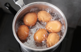 Яйца почистятся за 5 секунд: хитрость, которая экономит время на кухне