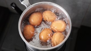 Яйца почистятся за 5 секунд: хитрость, которая экономит время на кухне