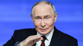 Путин ответил на семь блиц-вопросов журналистов на прямой линии