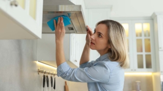 Как почистить кухонную вытяжку от жира: эффективные средства и лайфхаки для экономии времени