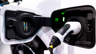 Отечественные электромобили смогут и дальше ездить по платным трассам без оплаты