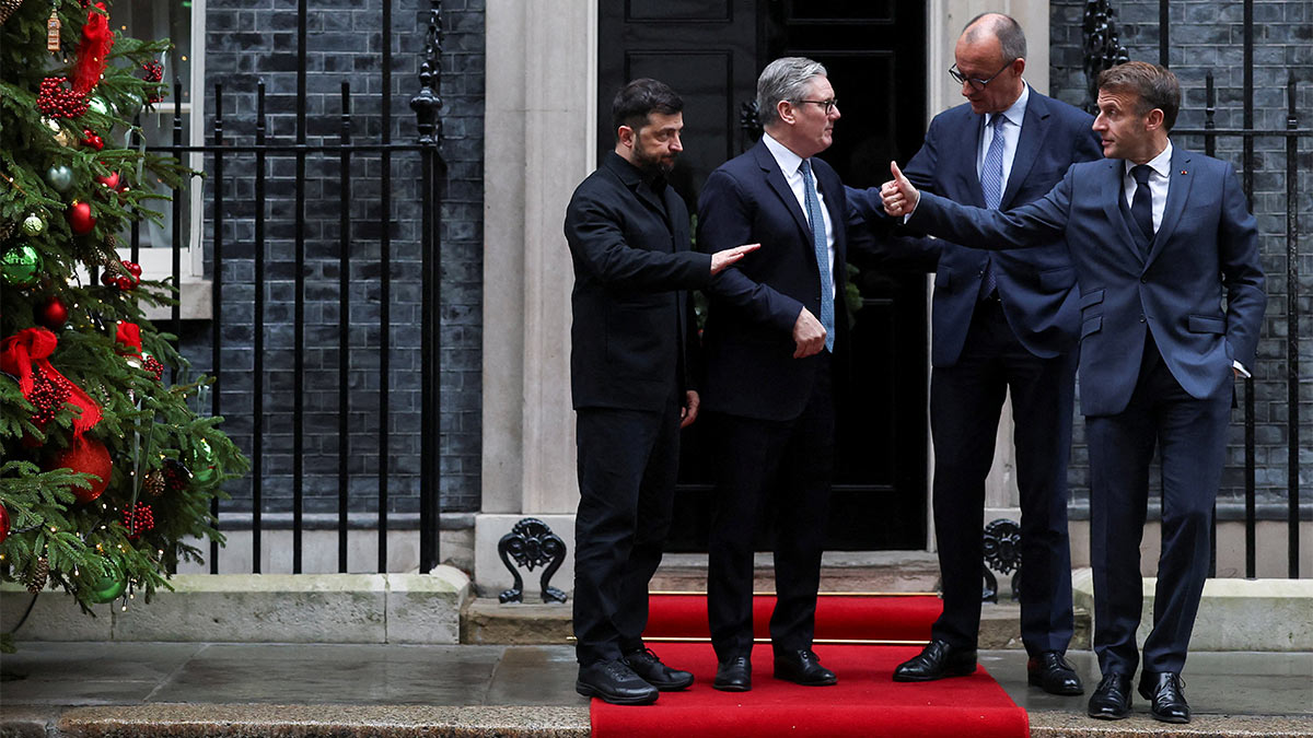 Президент Украины Владимир Зеленский, премьер-министр Великобритании Кир Стармер, канцлер Германии Фридрих Мерц и президент Франции Эммануэль Макрон (слева направо), после переговоров в Лондоне