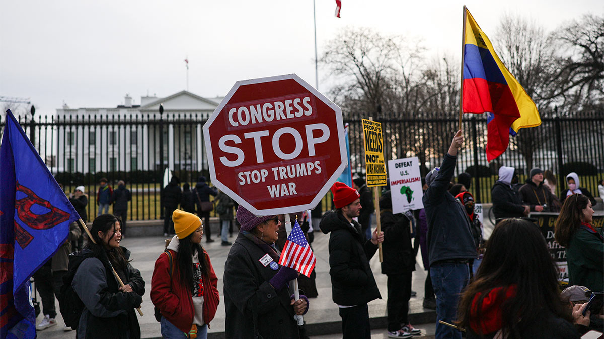 Демонстрация у Белого дома в Вашингтоне, против военного удара США по Каракасу