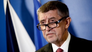 Премьер Чехии приобрел глобус, чтобы найти Гренландию