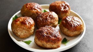 Что добавить в котлеты вместо яйца, чтобы они не развалились и стали сочнее: хитрости опытных хозяек