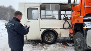 Автобус столкнулся с грузовиком в Челябинской области, ранены 11 взрослых и трое детей