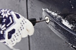 Замок замерз, а ехать надо: простой способ открыть дверь машины за 2 минуты