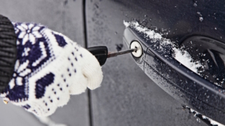 Замок замерз, а ехать надо: простой способ открыть дверь машины за 2 минуты