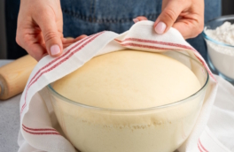 Готовлю дрожжевое тесто по-новому – оно поднимается гораздо быстрее, а выпечка дольше не черствеет