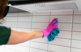 Без труда отмываю жирные пятна с кухонного фартука за несколько минут – все удивляются, как это легко