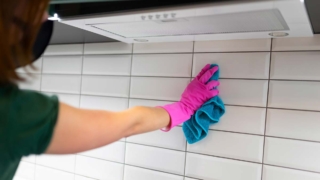 Без труда отмываю жирные пятна с кухонного фартука за несколько минут – все удивляются, как это легко