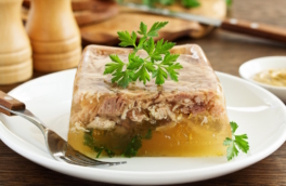 Ленивый холодец из тушенки: простой рецепт для тех, кто не хочет долго возиться на кухне