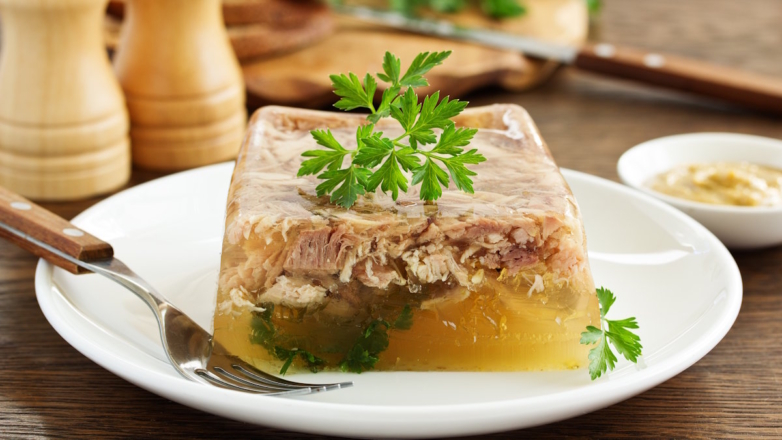 Ленивый холодец из тушенки: простой рецепт для тех, кто не хочет долго возиться на кухне