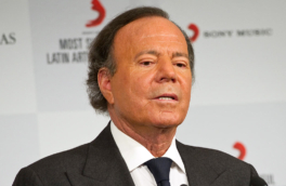 Две бывшие сотрудницы обвинили Хулио Иглесиаса в сексуальном насилии