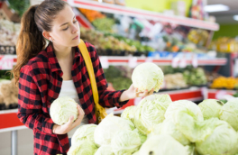 Капуста стала самым подешевевшим за год продуктом в России