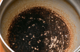 Как отмыть кастрюлю от пригоревшей еды подручными средствами: лайфхаки для нержавейки, эмалированной и другой посуды