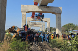 Поезд врезался в упавший на пути кран в Таиланде, погибло 22 человека, 55 пострадало
