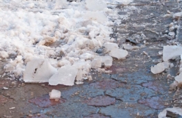 Лед рухнул с крыши на коляску с младенцем в Москве