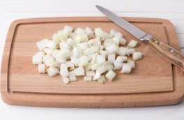 Как быстро и легко нарезать лук кубиками: лайфхак шеф-поваров, который пригодится на кухне