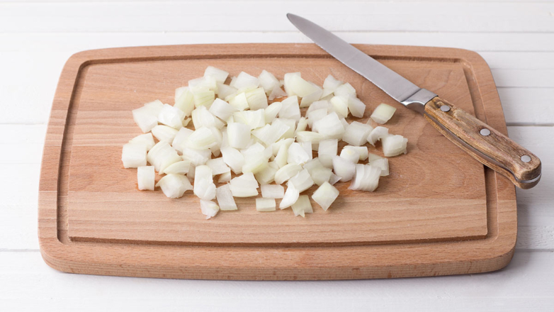 Как быстро и легко нарезать лук кубиками: лайфхак шеф-поваров, который пригодится на кухне