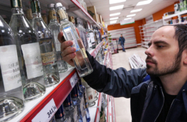 В России в 2025 году снизились продажи водки и коньяка