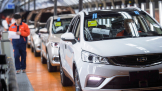 Экспорт легковых автомобилей из Китая в Россию в 2025 году упал на 42%