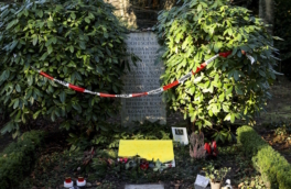 На надгробной плите экс-канцлера Германии нарисовали свастики