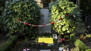 На надгробной плите экс-канцлера Германии нарисовали свастики