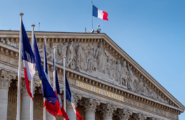 Парламент Франции отклонил две инициативы левых и правых сил о вотуме недоверия правительству