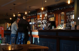 Почти 1,5 тыс. британских пабов и ресторанов отказались пускать депутатов из-за повышения налогов