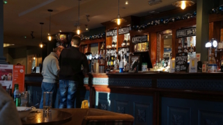 Почти 1,5 тыс. британских пабов и ресторанов отказались пускать депутатов из-за повышения налогов