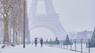 Западную Европу занесло снегом: в Париже, Брюсселе и Амстердаме отменяют самолеты
