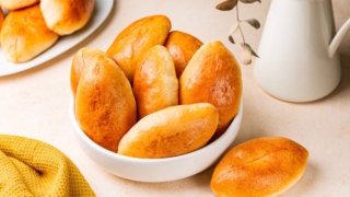 Первыми исчезнут со стола: секрет тех самых пирожков с квашеной капустой, которые не сохнут и не крошатся