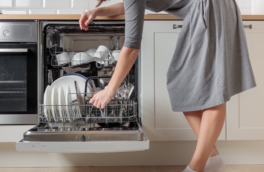 Что нельзя мыть в посудомоечной машине: советы, которые продлят жизнь кухонных принадлежностей и техники