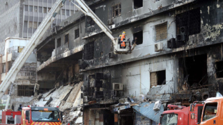 Более 70 человек погибло во время пожара в торговом центре Gul Plaza в Пакистане