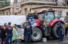 Во Франции протестующие фермеры прорвались на территорию Минсельхоза – BFMTV