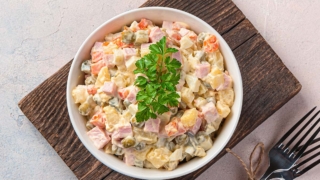 Почему салат становится водянистым и как этого избежать: секреты кулинаров