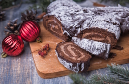 Шоколадный торт "Рождественское полено": рецепт десерта, который станет украшением праздничного стола