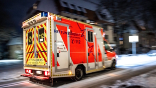 В Германии неизвестный с ножом напал на людей в торговом центре