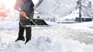 Продажи лопат выросли в 13 раз на фоне снегопадов