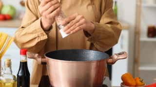 Как спасти пересоленный суп: 3 проверенных лайфхака и частые ошибки, которые совершают даже опытные кулинары