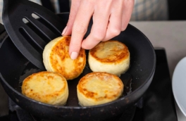 Стала готовить сырники по-новому – теперь они получаются еще нежнее и никогда не разваливаются