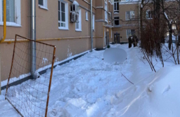 Женщина погибла при падении льда с крыши жилого дома в центре Москвы