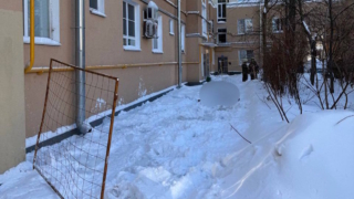 Женщина погибла при падении льда с крыши жилого дома в центре Москвы