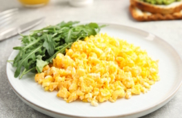 Как приготовить нежную и воздушную яичницу-болтунью: лайфхаки, которые многие не знают