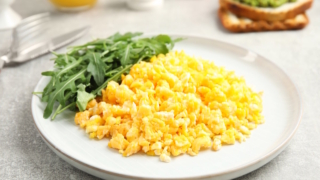 Как приготовить нежную и воздушную яичницу-болтунью: лайфхаки, которые многие не знают