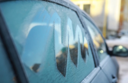 Как избежать появления льда на стеклах автомобиля в мороз: водители нашли простой способ